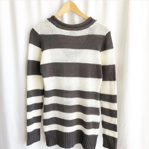 RD Style white and brown/grey v-neck stripe knit - Picture 3 of 3